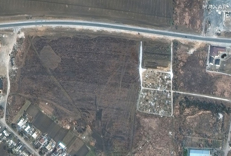 衛星画像の分析により墓の拡張が行われていたとみられている＝３月２３日/2022 Maxar Technologies