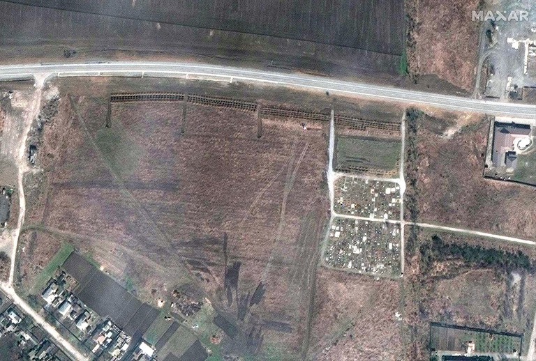 集団墓地とみられる場所を写した衛星画像＝３日、ウクライナ・マンフシュ/2022 Maxar Technologies