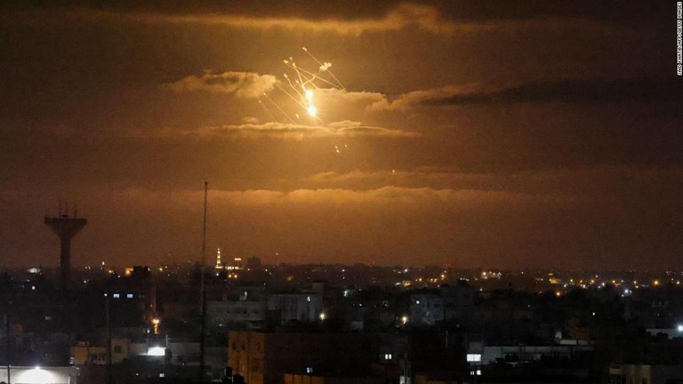 防空システム「アイアンドーム」でイスラエル軍が迎撃を行った＝２１日/Said Khatib/AFP/Getty Images