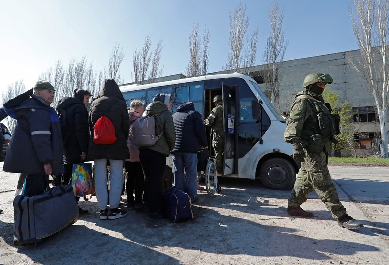 マリウポリ市外に避難するバスに乗り込む人々＝４月２０日/Alexander Ermochenko/Reuters