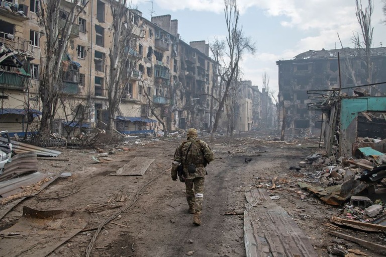 瓦礫（がれき）の街と化したマリウポリ東部の地区を歩くロシア軍兵士/Story Picture Agency/Shutterstock