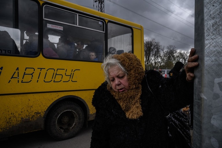 マリウポリの戦闘を逃れ、バスでザポリージャの避難民登録センターに到着する人々/Ed Jones/AFP/Getty Images