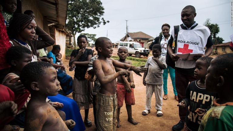 エボラ出血熱について話を聴く赤十字のスタッフ＝２０１９年８月、コンゴ民主共和国ベニ/Alexis Huget/AFP/Getty Images