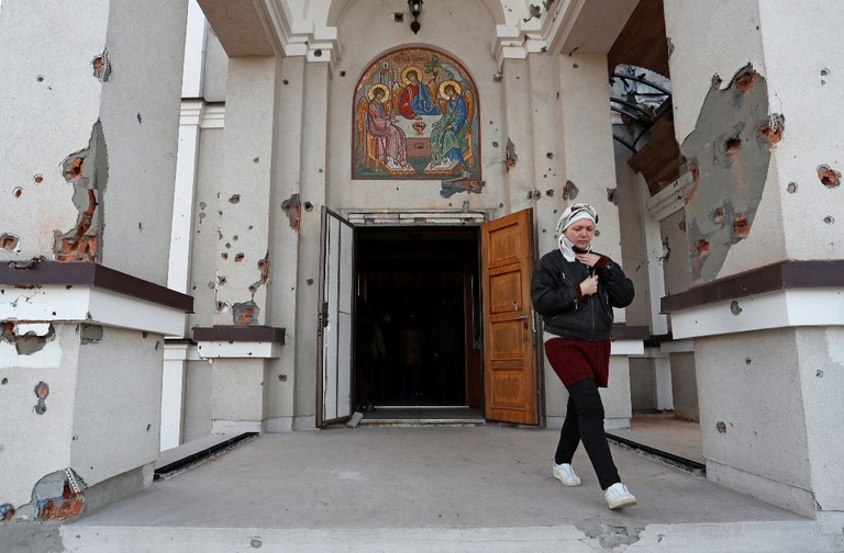 復活祭（イースター）を迎え、教会から出てくる女性＝２４日、ウクライナ・マリウポリ/Alexander Ermochenko/Reuters