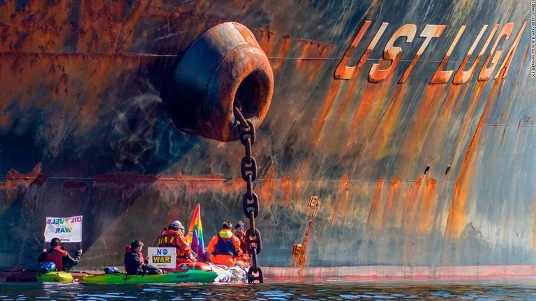 ロシア産原油を積んだタンカーの入港を妨害したとして、国際環境ＮＧＯ「グリーンピース」の活動家が逮捕された/Ole Berg-Rusten/NTB/AFP/Getty Images