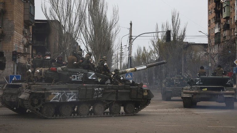 ロシア軍の車両が分離派勢力の支配するマリウポリの地域に入る＝２３日/Alexei Alexandrov/AP