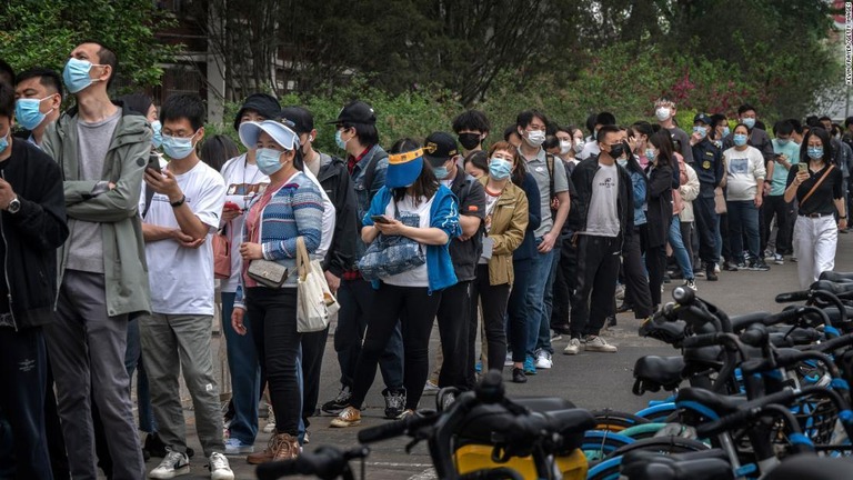 新型コロナウイルスの検査のために列を作る人々＝２５日、中国・北京市の朝陽区/Kevin Frayer/Getty Images