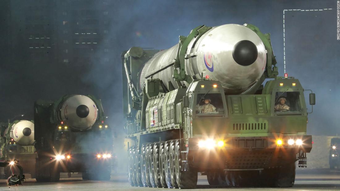 25日に撮影され、26日に朝鮮中央通信が公開した軍事パレードの写真。ICBM「火星17」が写っている/KCNA VIA KNS/AFP/Getty Images