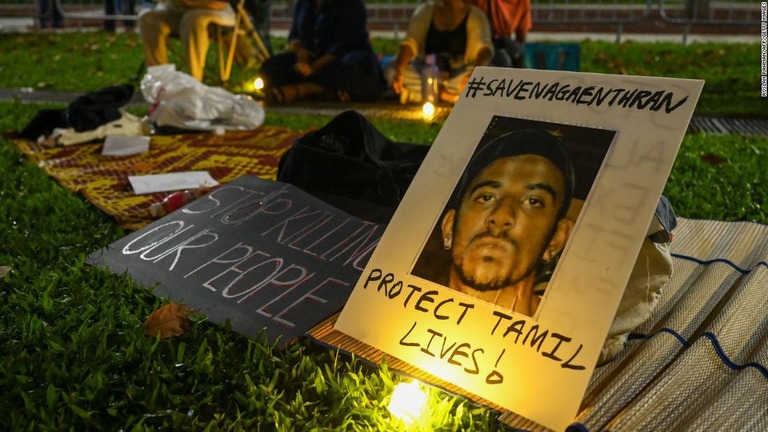 死刑執行に反対する人々が公園に集まり、ろうそくを灯して祈りをささげた/Roslan Rahman/AFP/Getty Images