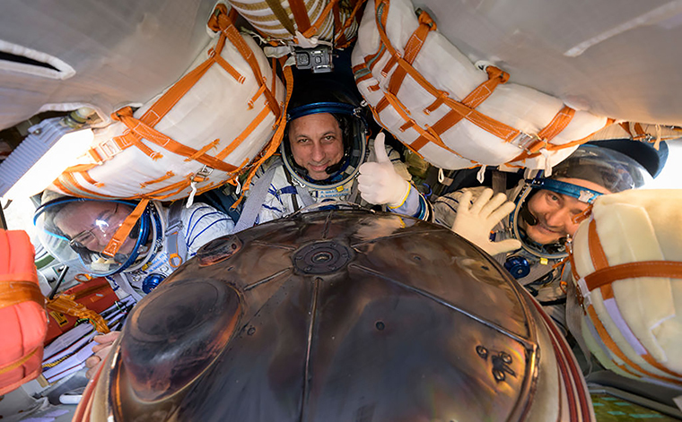ソユーズＭＳ―１９宇宙船でカザフスタン国内に着地した３人の宇宙飛行士。ＮＡＳＡのマーク・バンデハイ飛行士は一番左＝３月３０日/Bill Ingalls/NASA/Getty Images/FILE