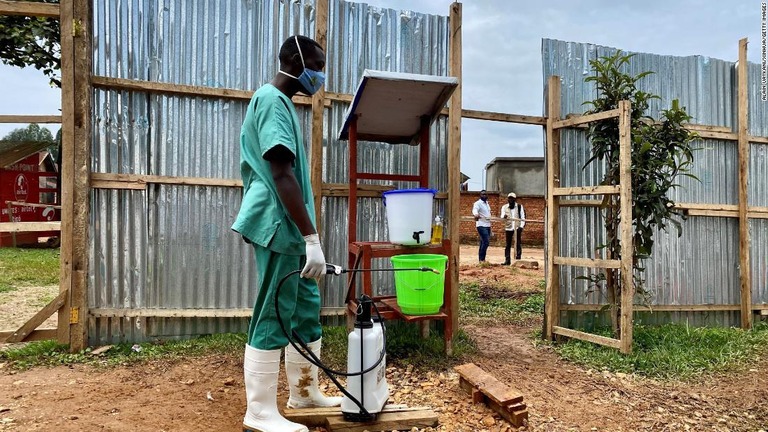 エボラ治療センターで消毒を行う医療従事者＝２０２１年３月２１日、コンゴ民主共和国（旧ザイール）東部の北キブ州/Alain Uaykani/Xinhua/Getty Images