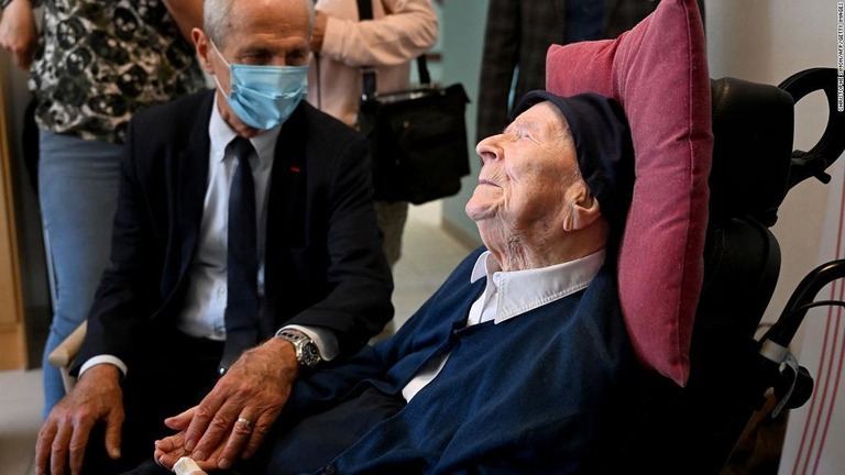 世界最高齢者のランドンさんは新型コロナウイルスを克服した世界最高齢者でもある/Christophe Simon/AFP/Getty Images