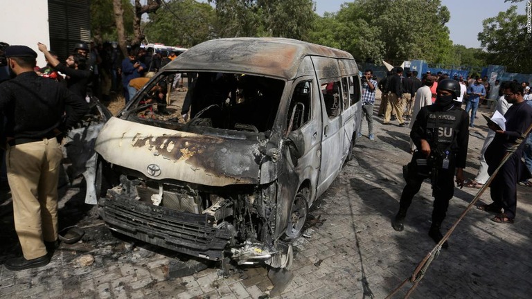 パキスタン・カラチでに車が爆発し、乗っていた中国人教師３人を含む４人が死亡した/Fareed Khan/AP