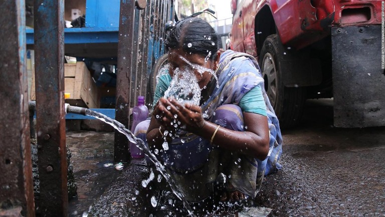 暑さ対策のために顔を洗う女性＝２６日、インド西ベンガル州コルカタ/Debajyoti Chakraborty/NurPhoto/Getty Images