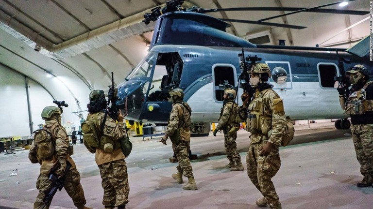 米軍の兵器などを入手したタリバン戦闘員＝２０２１年８月、首都カブールの国際空港/Marcus Yam/Los Angeles Times/Getty Images