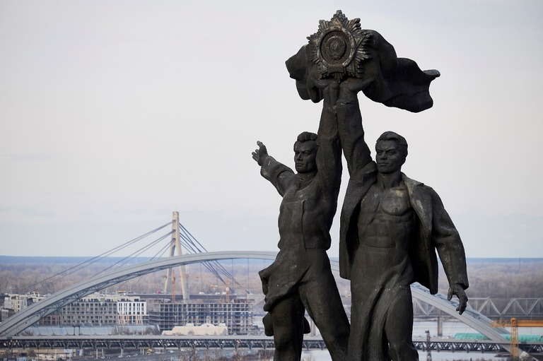 ウクライナ首都に立つ、ロシアとの友好を象徴する銅像/Pierre Crom/Getty Images