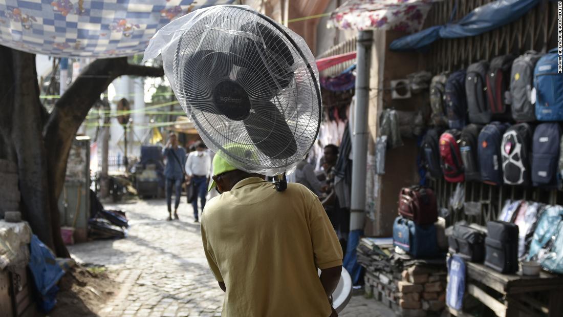 扇風機を運ぶ男性＝インド西ベンガル州コルカタ/Indranil Aditya/NurPhoto/Reuters