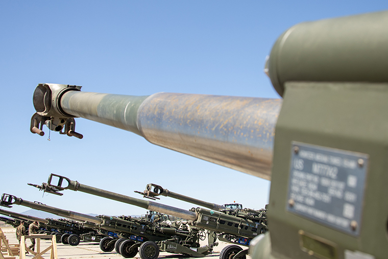 ウクライナ向けの榴弾砲。米軍機に積まれる前に撮影＝２２日、カリフォルニア州のマーチ空軍予備役基地/Cpl. Austin Fraley/U.S. Marine Corps/FILE