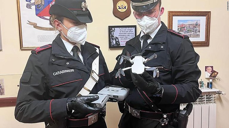 観光客が違法に飛ばしていたドローンを地元のイタリア警察が押収/Carabinieri 
