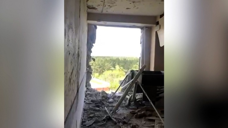 公開された映像には建物に大きな穴が開いている状態が映っていた/Luhansk Regional Administration