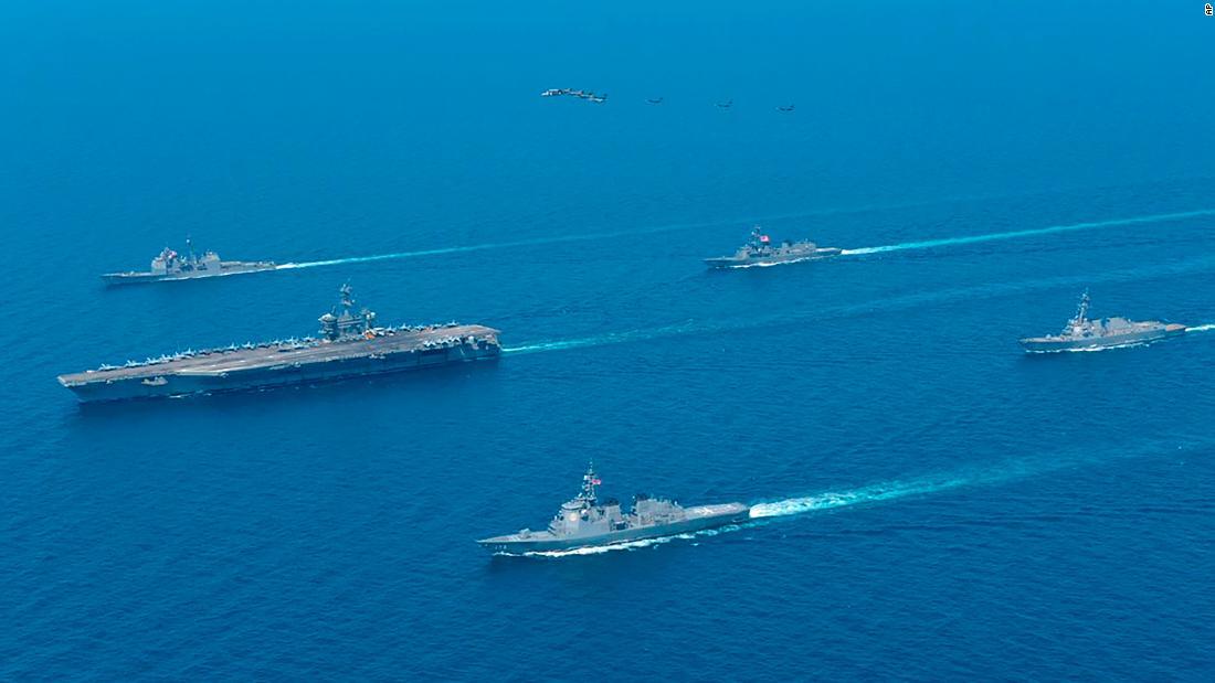 米空母「エイブラハム・リンカーン」と海上自衛隊の護衛艦「こんごう」が日本海での日米共同訓練に参加=4月12日/AP