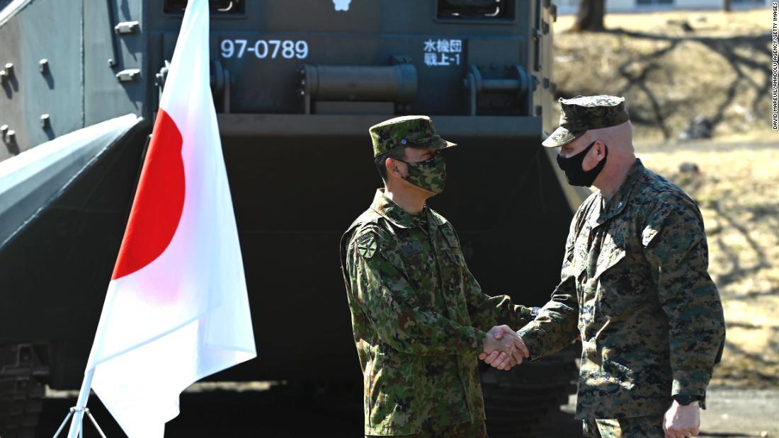 米海兵隊との空中機動訓練を行うなか、陸上自衛隊水陸機動団の演習が実施された=3月15日、静岡県御殿場市/David MAREUIL/Anadolu Agency/Getty Images
