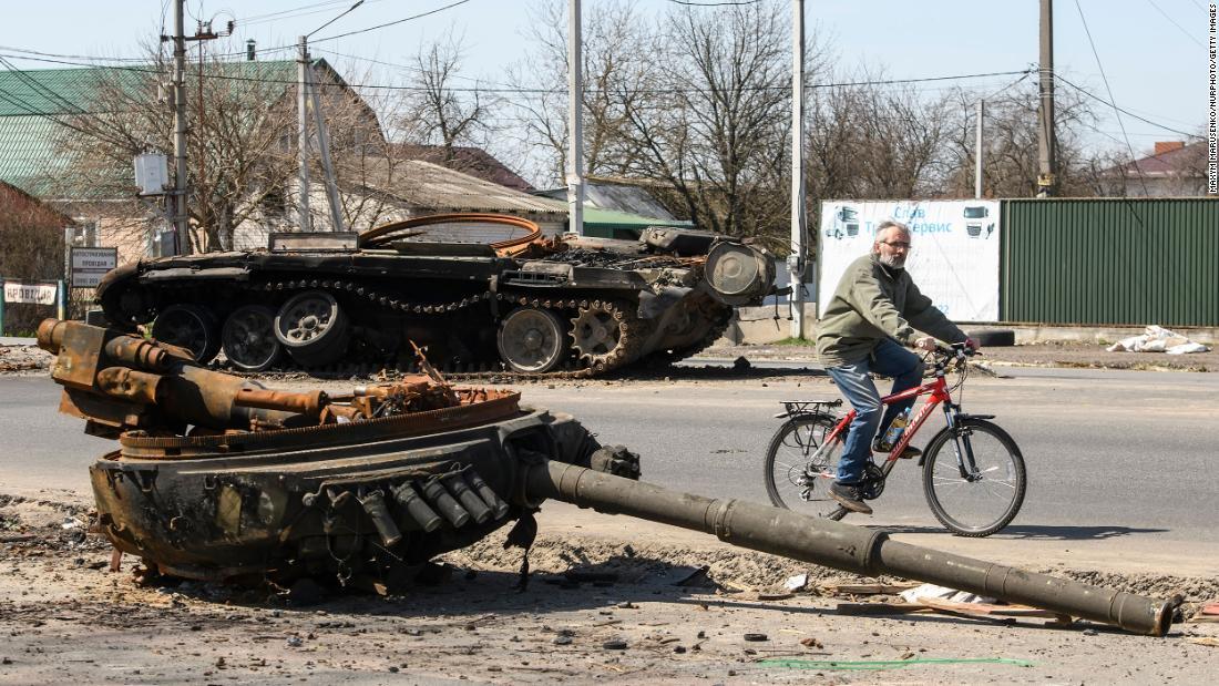 車体から砲塔が吹き飛んだ状態でウクライナ首都近郊の路上に放置されるロシア軍の戦車/Maxym Marusenko/NurPhoto/Getty Images