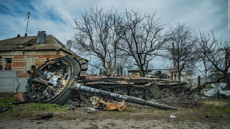 ハルキウでの戦闘の後、砲塔と車体が分かれた状態で横たわるロシア軍の戦車/Celestino Arce/NurPhoto/Reuters