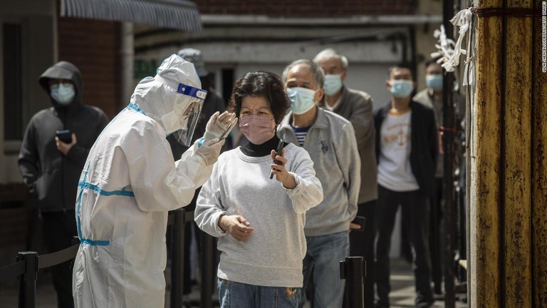 ロックダウン下の上海で住民がコロナ検査で列に並ぶ＝２７日/Qilai Shen/Bloomberg/Getty Images
