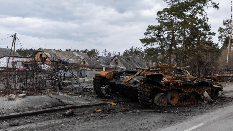 東部ドネツク州の村の路上に佇むロシア軍の戦車の残骸/Alex Chan Tsz Yuk/SOPA Images/Sipa/Reuters
