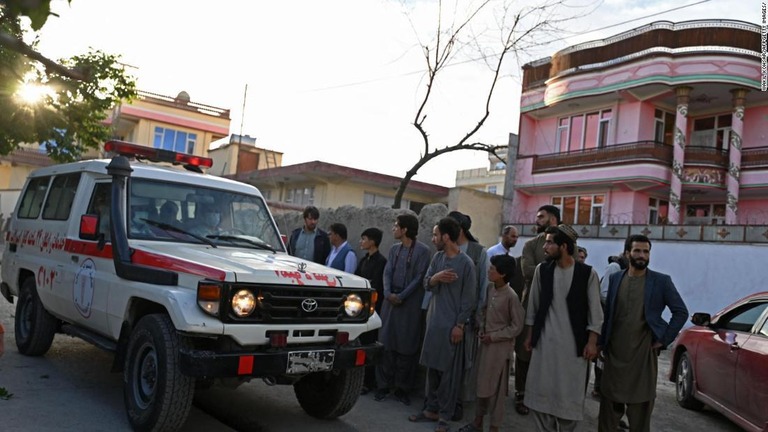 被害者を搬送する救急車を見守る人たち＝２９日、カブール/Wakil kohsar/AFPGetty Images/