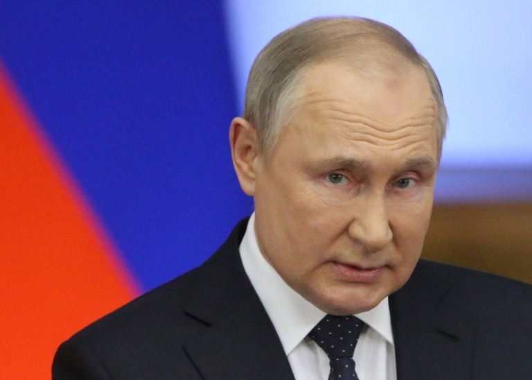 サンクトペテルブルクのタブリーダ宮殿で演説するロシアのプーチン大統領＝２７日/Getty Images