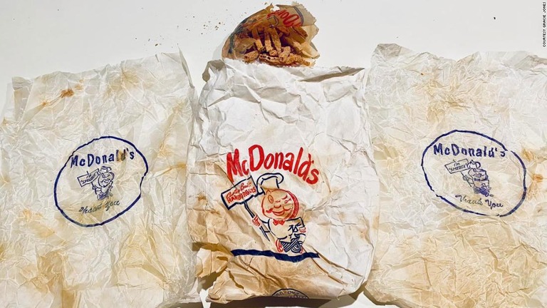 壁から1950年代のマックの袋、中にポテトも 米で自宅改修中に発見