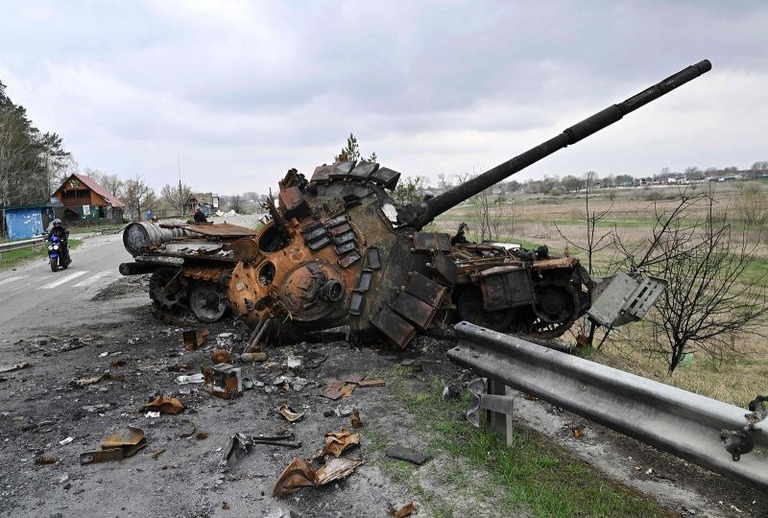 破壊されたロシア軍の戦車＝４月１６日、ウクライナ・キーウ州/Genya Savilov/AFP/Getty Images