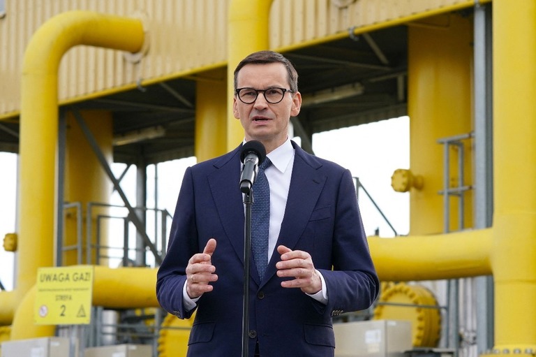 ポーランドのモラビエツキ首相/Janek Skarzynski/AFP/Getty Images