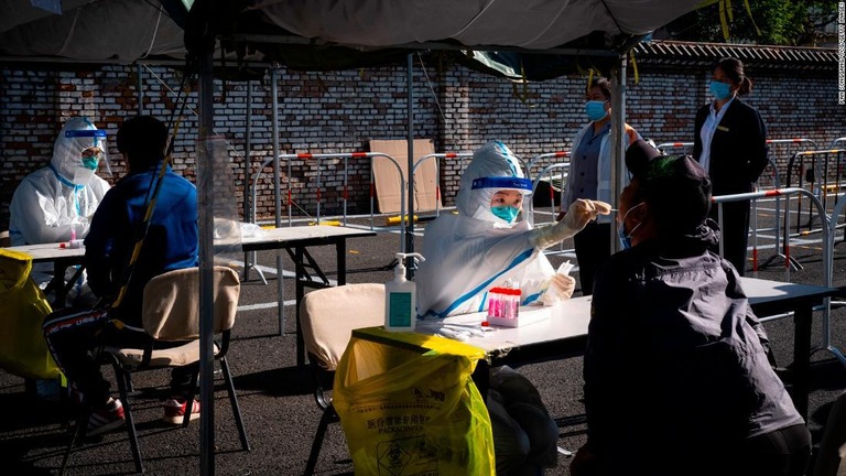 住民に対し新型コロナウイルスの検査を行う医療従事者＝１日、北京市/Pan Songgang/VCG/Getty Images