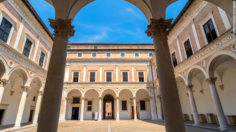 ドゥカーレ宮殿の１階には、イタリアで最初の公共図書館が置かれた/eddygaleotti/Adobe Stock