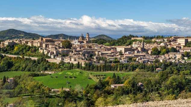 ウルビーノはその地理的条件のおかげで昔ながらの景観を損なうことがなかった/F.Poderi/Adobe Stock