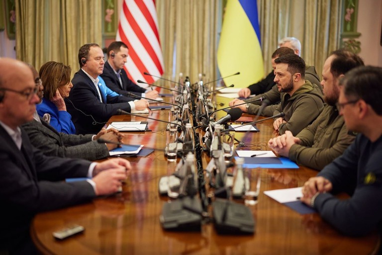ペロシ米下院議長率いる議員団が４月３０日にキーウを訪問。米下院情報特別委員会のシフ委員長は、バイデン大統領のウクライナ訪問は「時間の問題」との見方を示した/Ukrainian Presidential Press Office/Getty Images