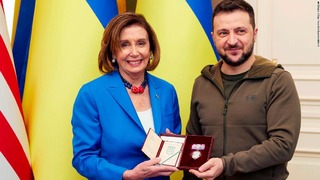 ウクライナのゼレンスキー大統領と会談した米国のペロシ下院議長（左）