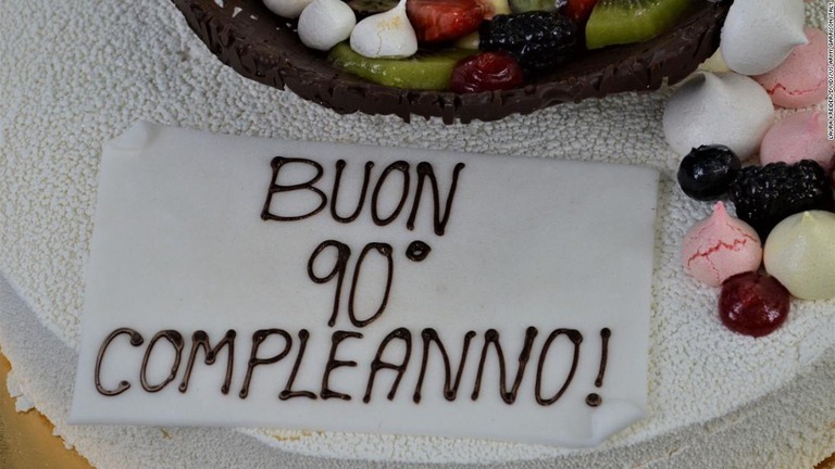 メリ・ミオンさんの９０歳の誕生日に合わせて、ケーキが贈られた/Laura Kreider/DVIDS/US Army Garrison Italy