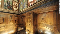 全体が木で装飾されたウルビーノ公フェデリーコの「書斎」