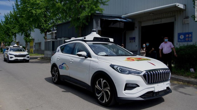 中国の百度（バイドゥ）と、トヨタ自動車が出資するスタートアップ企業ポニー・エーアイが、北京市で無人自動タクシーのサービス開始した/NOEL CELIS/AFP/Getty Images