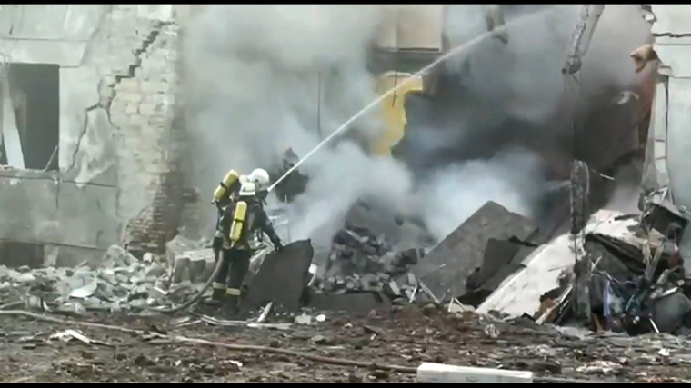 建物に放水する消防士＝２日、オデーサ/State Emergency Service of Ukraine