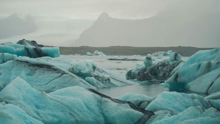 アイスランドでは氷河が解け、海面が低下する現象が起きている/Temujin Doran/CNN