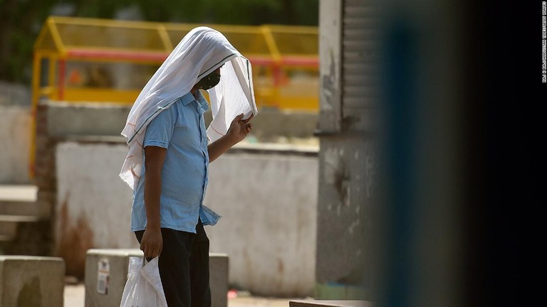 猛暑の中を歩く男性＝４月３０日、インド・ニューデリー/Raj K Raj/Hindustan Times/Getty Images