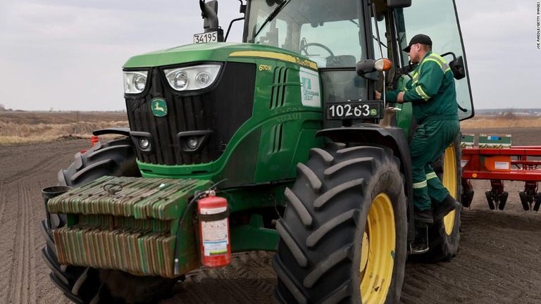 トラクターの運転席に乗り込むウクライナ人農家/Joe Raedle/Getty Images