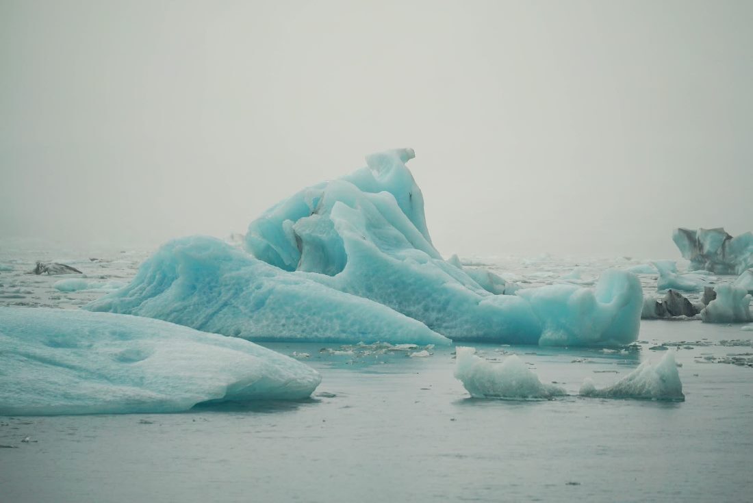 ヨークルスアウルロウン氷河ラグーンに浮かぶ海氷/Temujin Doran/CNN