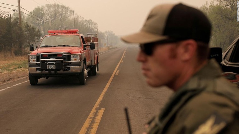 今月２日、警察が封鎖したニューメキシコ州ラスベガスの道路/Adria Malcolm/Reuters