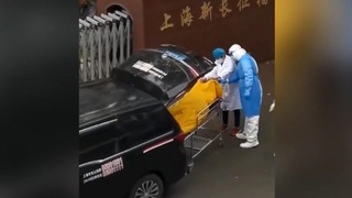 上海でまだ生きている高齢男性が誤って遺体袋に入れられ、遺体安置所へ搬送された